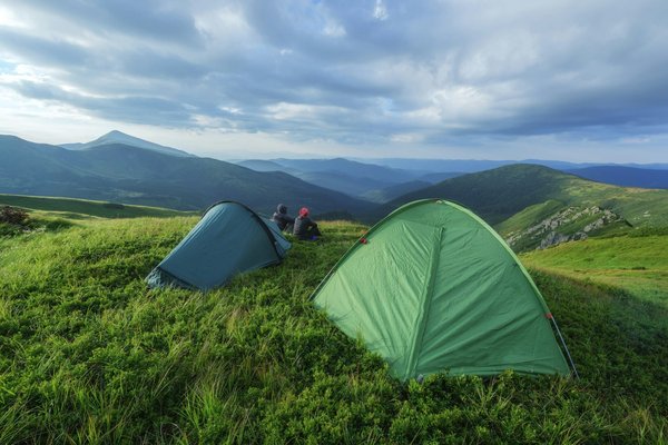 Quels sont les avantages et inconvénients des tentes suspendues pour le camping en forêt?